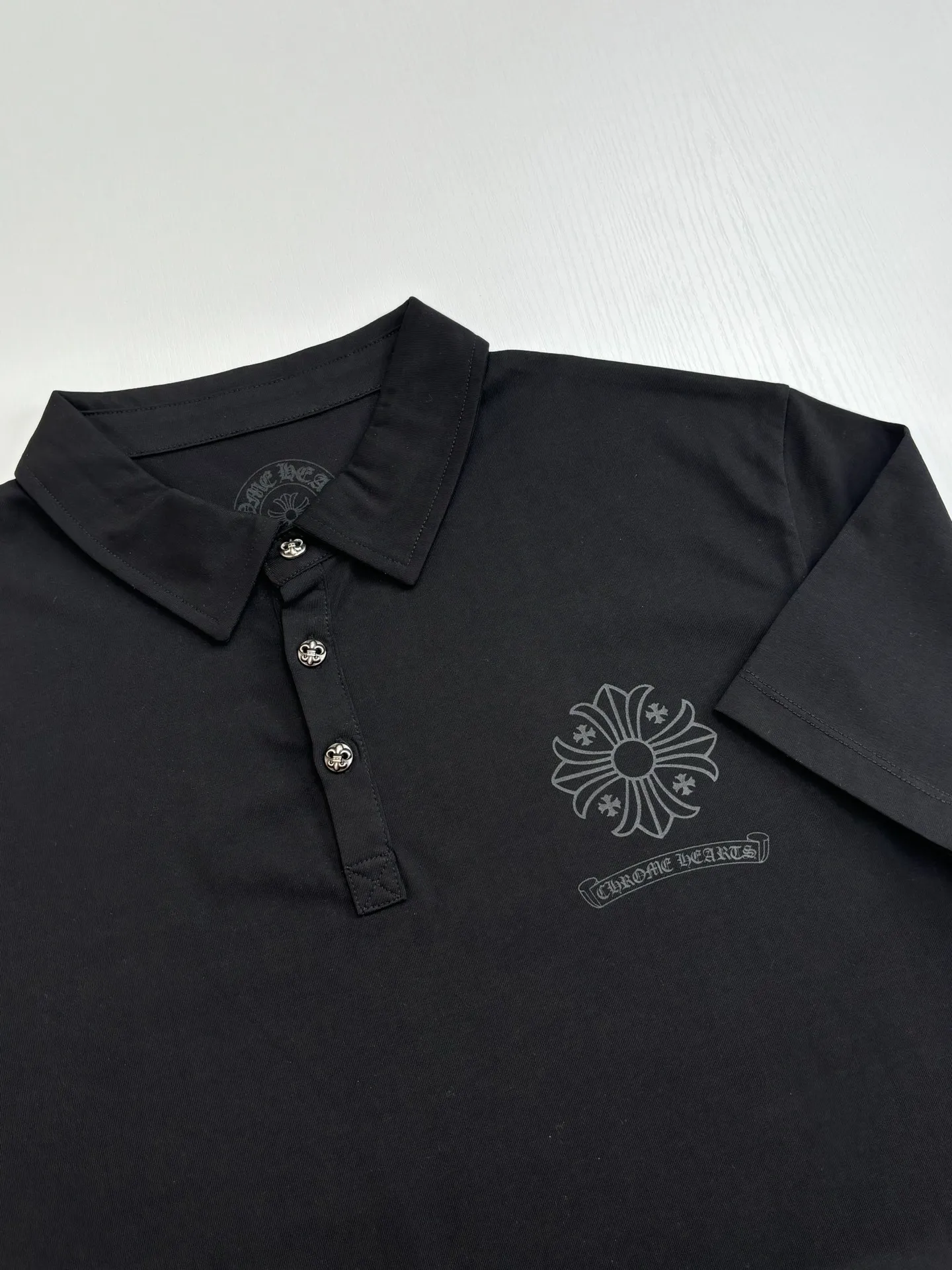🅿️270 Come Hearts*/Cro Heart 25Ss new dark pattern cross flower scroll polo shirt. The fabric is made of tailor-dyed 230G cotton fabric. Cross dark pattern scroll printing on the chest. Collar hardware molding. Customized accessories. Size: S/M/L